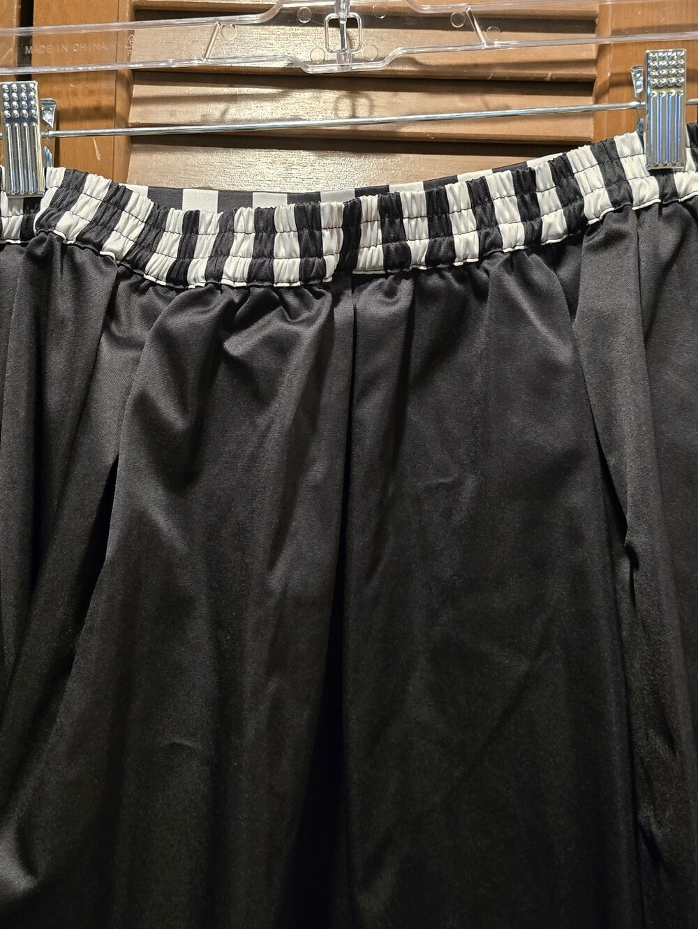 Beetlejuice x Unique Vintage Plus Size Sandworm Jayne Swing Skirt
1X/16 - Picture 9 of 10